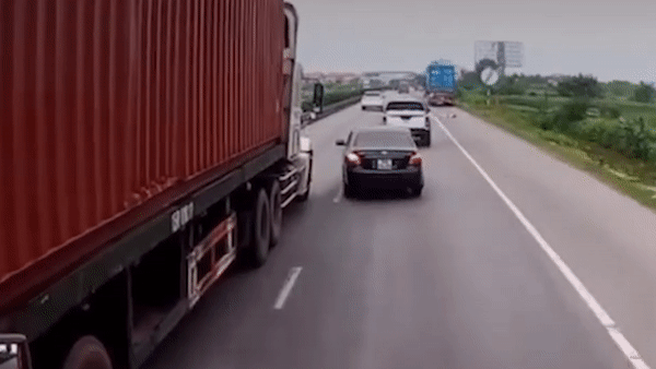 Oto con bi xe container huc khi chuyen lan thieu quan sat hinh anh