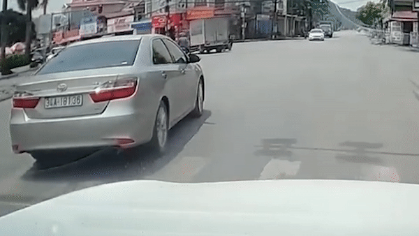 Thieu quan sat, tai xe xe may tong vao xe tai hinh anh