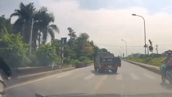 Lao thang vao xe tai dang sang duong, tai xe xe may tu vong hinh anh