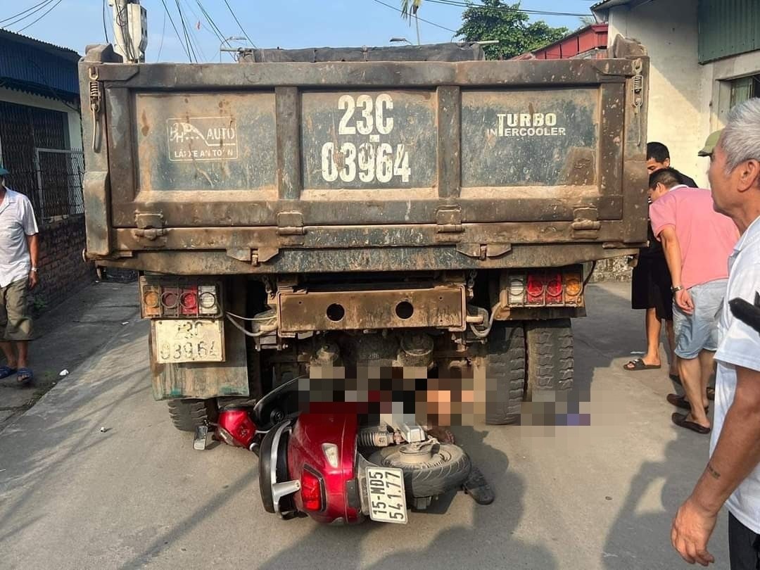 Tai xe xe tai lui bat can khien nguoi di xe may dien tu vong hinh anh