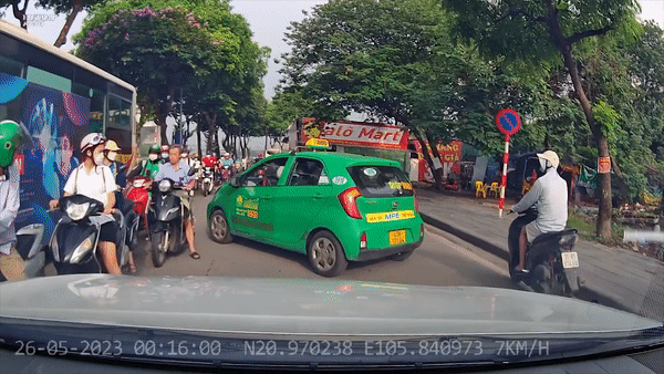 Taxi troi tu via he xuong duong, tong xe may hinh anh