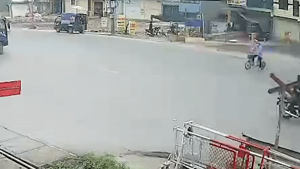 Nguoi dan ong gap nan khi sang duong hinh anh