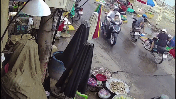 Oto lao len via he, cuon nguoi phu nu vao gam xe hinh anh