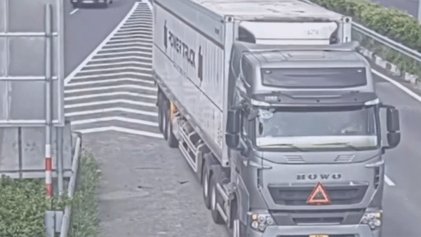 Xe container chay lui tren cao toc Long Thanh - Dau Giay hinh anh