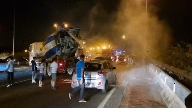 Chay oto con, tai xe xe bon va nguoi di duong dap lua hinh anh