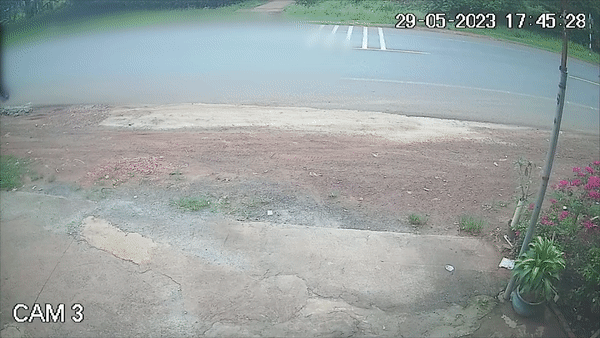 Va cham voi xe cap cuu, tai xe xe may tu vong tai cho hinh anh