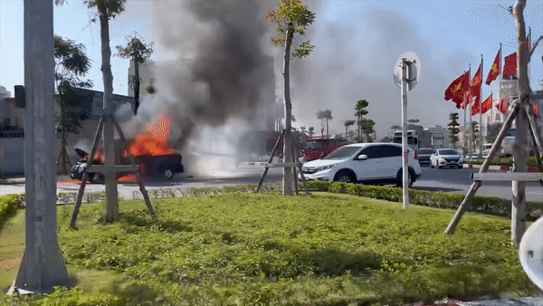 Oto 16 cho chay rui tren duong pho Hai Phong hinh anh