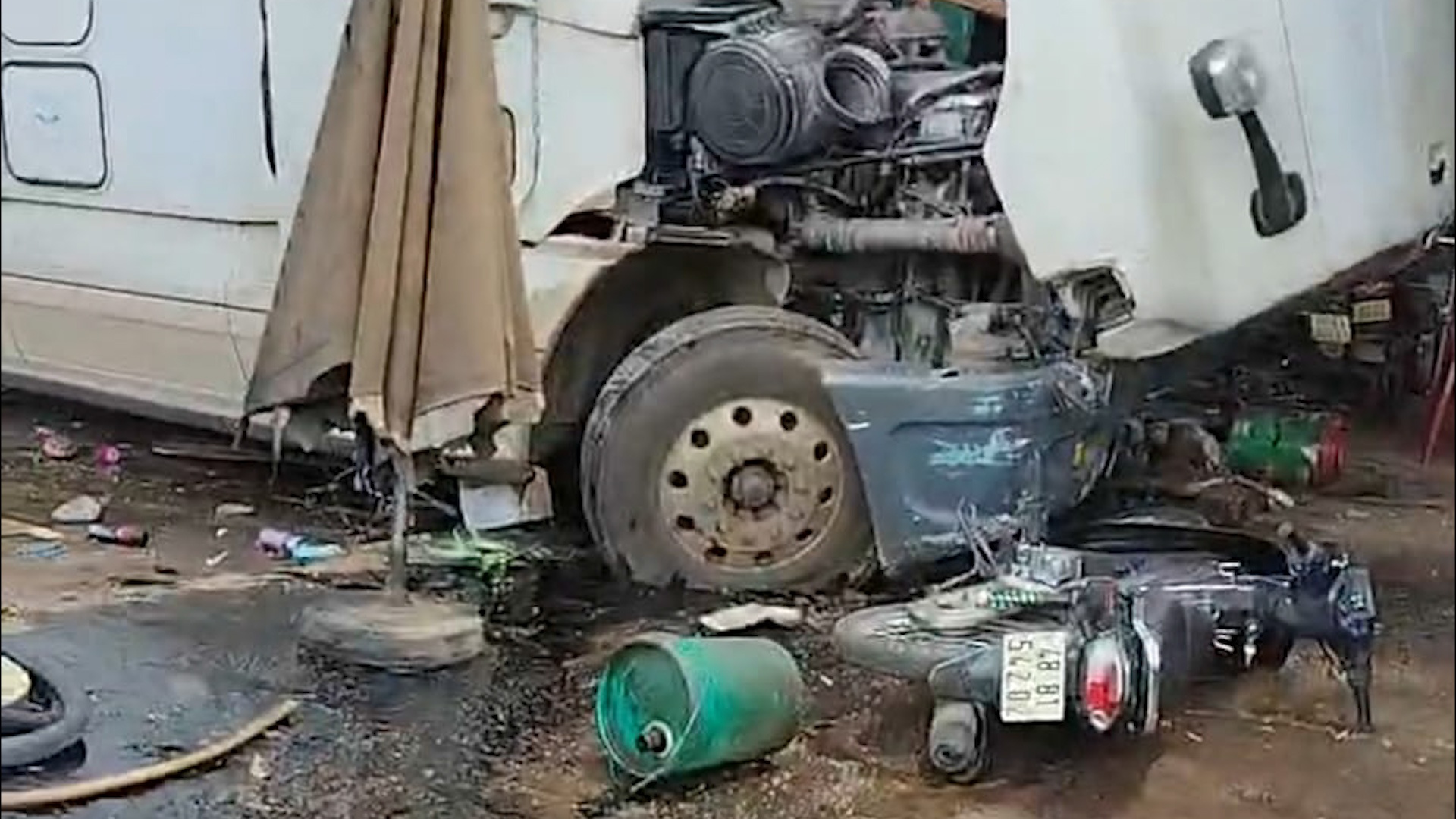 Xe dau keo lao vao nha dan tai Dak Nong hinh anh