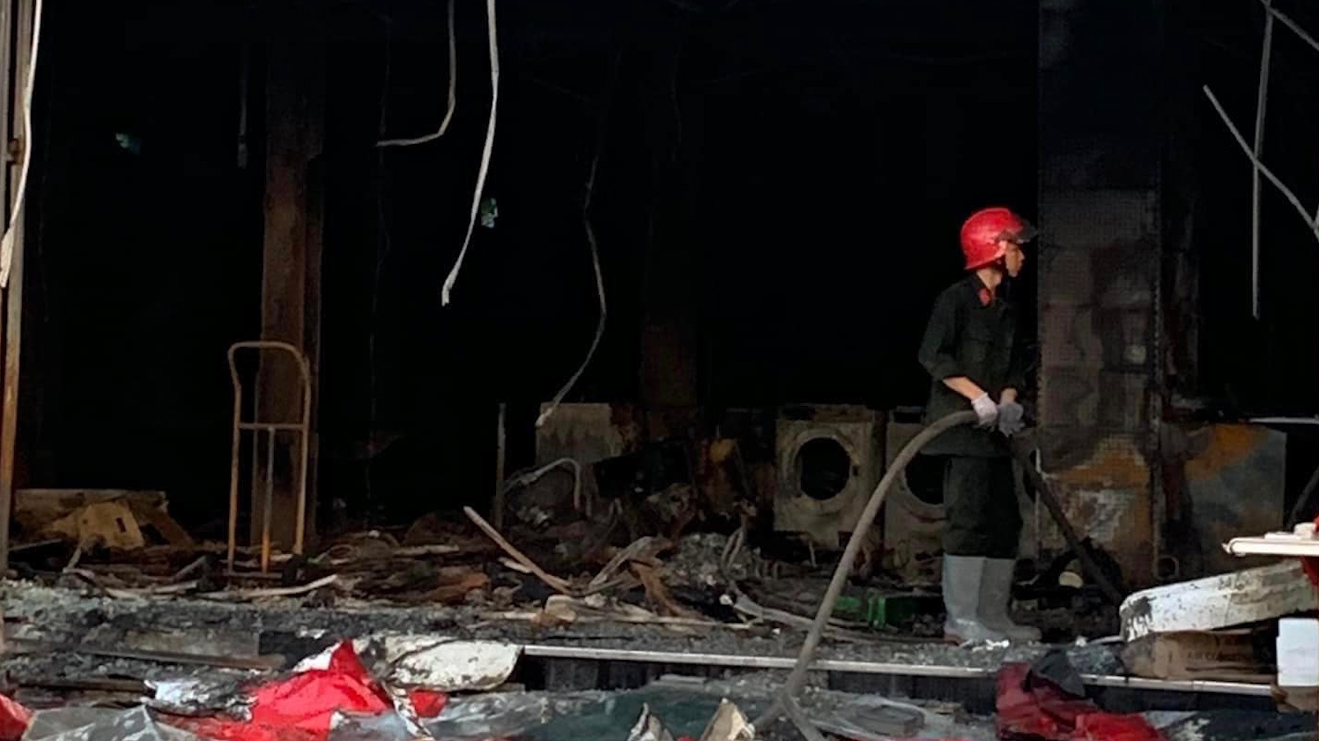 Hien truong vu chay sieu thi o Nghi Son hinh anh