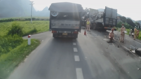 Oto tai vo nat, xe dau keo lat sau tai nan o Lang Son hinh anh