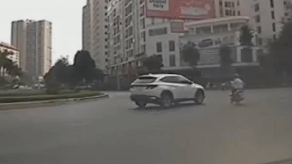 Oto hat tung xe may khi qua bung binh hinh anh