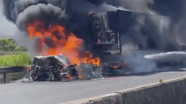 Xe container boc chay ngun ngut tren quoc lo 1 hinh anh