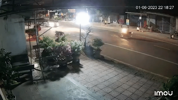 Nguoi phu nu sang duong bi oto tong trung hinh anh