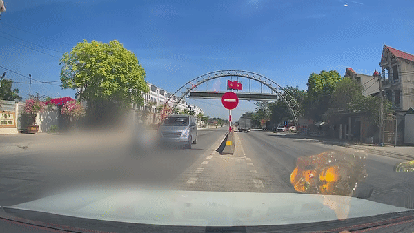 Nguoi chay xe may dien bi oto hat vang hinh anh