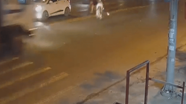 Quai xe boc dau xe roi lao vao oto tai hinh anh