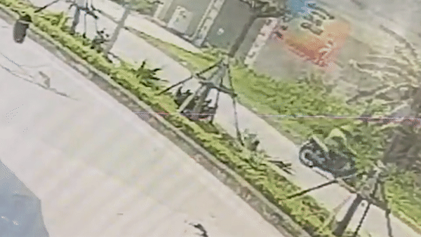 Di nguoc chieu duong, tai xe xe may bi hat tung hinh anh