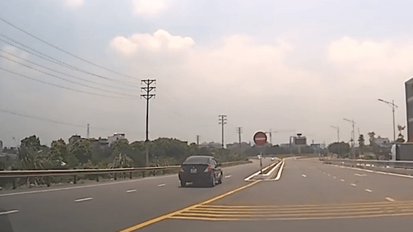 Tai xe xe con ngang nhien chay nguoc chieu tren quoc lo hinh anh