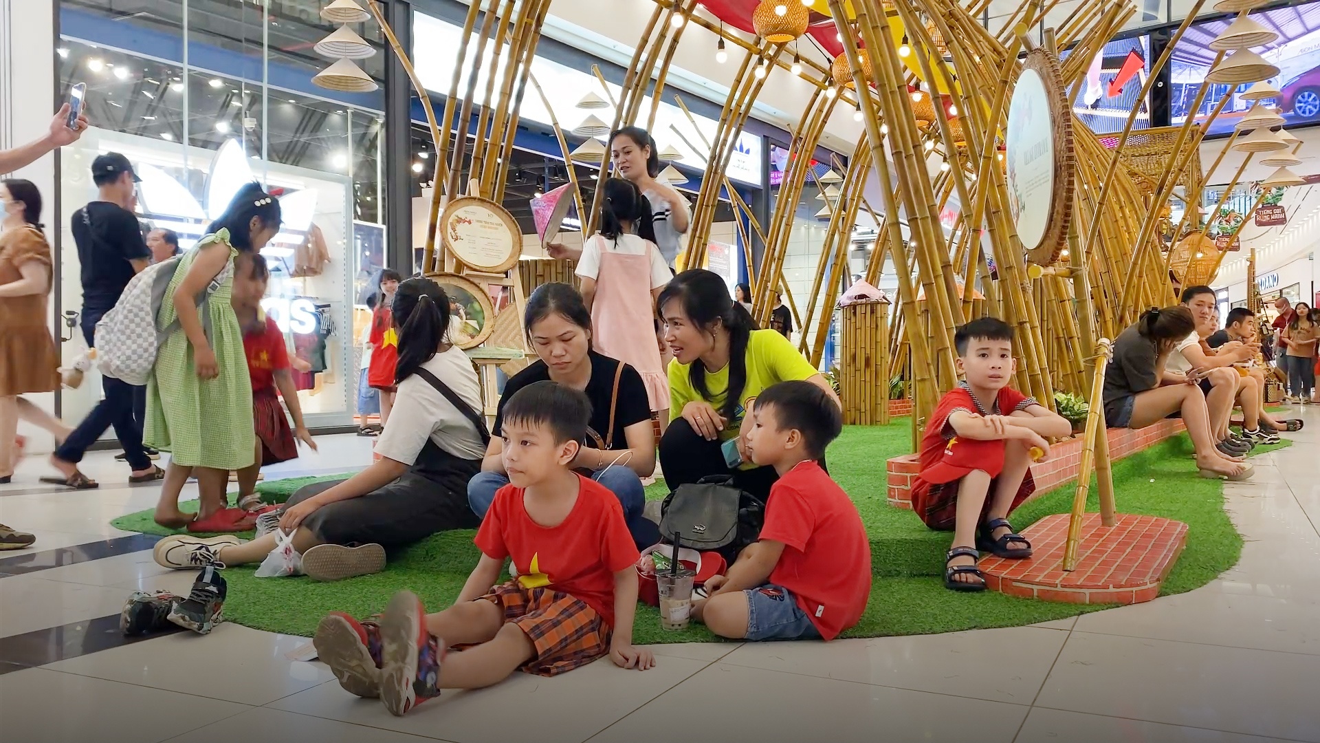 Nguoi dan vao trung tam thuong mai, ra bo song cam trai tron nong hinh anh