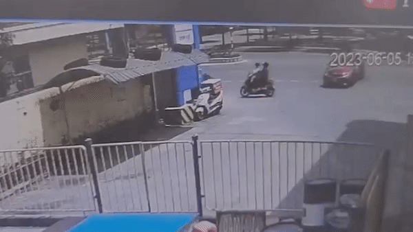 Thieu quan sat, xe may lao thang vao oto dang sang duong hinh anh