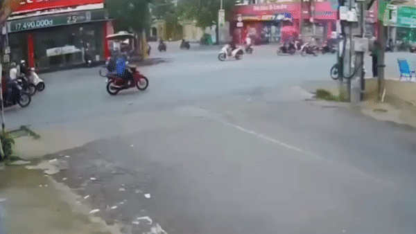 Oto tong hang loat xe may, hat vang nguoi di duong len via he hinh anh