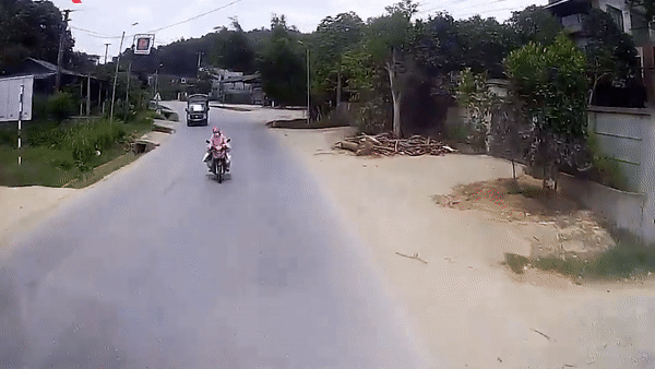 Nguoi phu nu lao thang xe may vao oto hinh anh