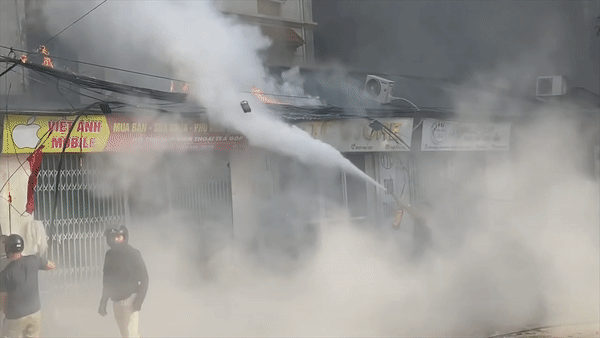 Nguoi dan cung nhau dap tat dam chay hinh anh