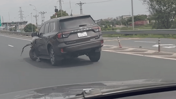 Oto chay bon bon tren cao toc chi voi 3 banh xe hinh anh