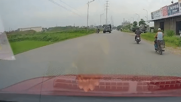 Phong nhanh, tai xe xe may tu vong duoi gam oto tai hinh anh