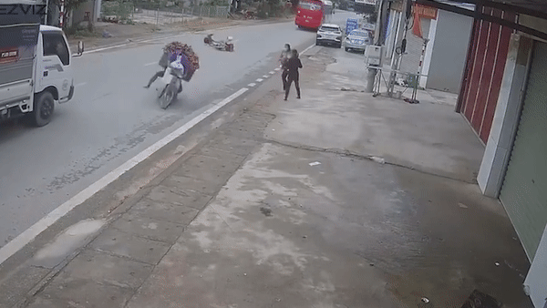 Xe may nga song soai vi va nguoi di xe dap sang duong bat can hinh anh