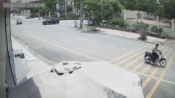 Thieu quan sat khi qua nga 4, tai xe oto lao vao xe khac hinh anh