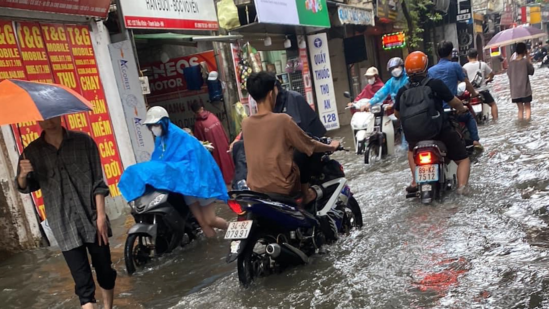 Nhieu tuyen pho Ha Noi ngap sau mua lon hinh anh