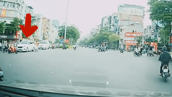 Nguoi phu nu chay xe may gap nan sau khi vuot ngang oto hinh anh