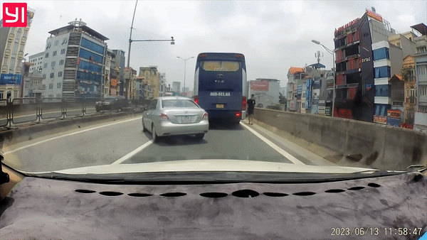 Tai xe ngang nhien dung xe tra khach tren cao toc vanh dai 3 hinh anh