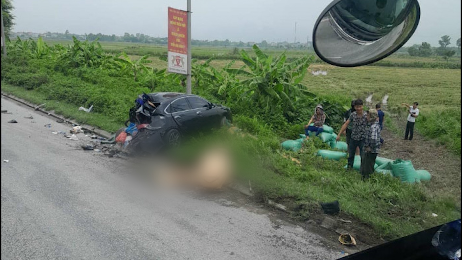 Mot canh sat giao thong tu vong sau vu tai nan hinh anh