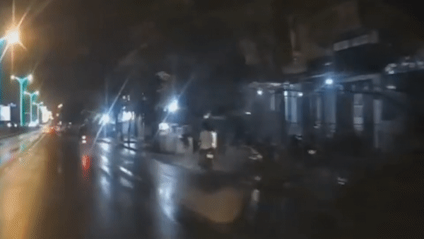 Duoi danh nhau, tai xe xe may lao vao quay hang tren via he hinh anh