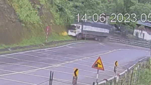 Xe tai lao vao vach da khi do deo hinh anh