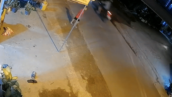 Be trai bi xe tong khi sang duong hinh anh