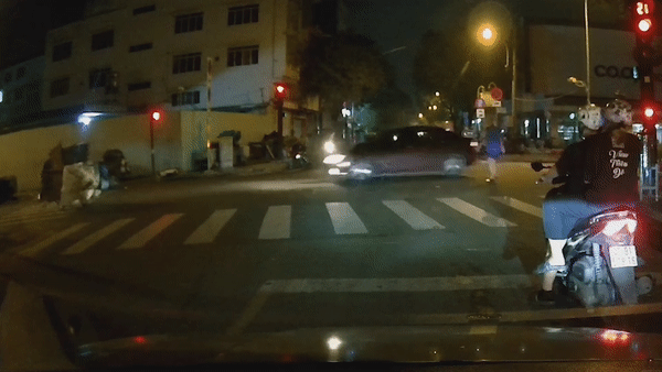 Vuot den do, xe thu gom rac bi oto lao trung hinh anh