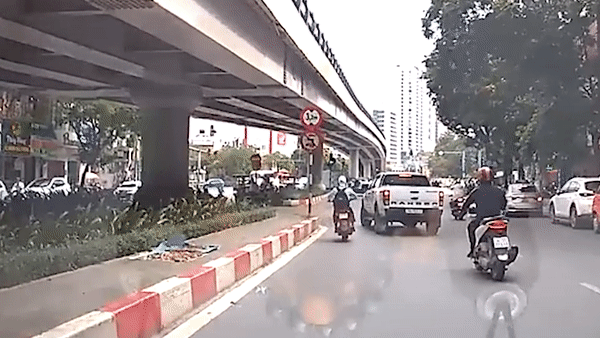 Bat ngo chuyen lan de quay dau, tai xe oto gay tai nan hinh anh