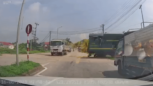 Tai xe thieu tap trung khi qua duong tau, xe tai bi tong trung hinh anh