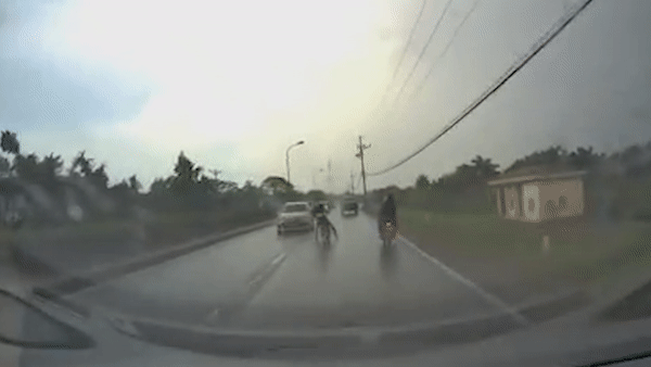 Tai xe xe may bi hat tung len troi sau cu va cham hinh anh