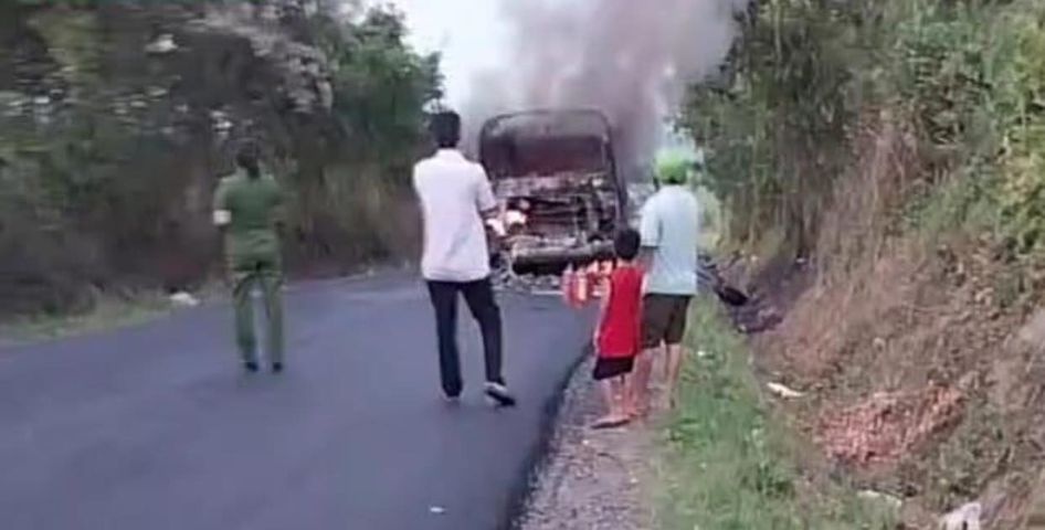 Oto boc chay tren quoc lo hinh anh