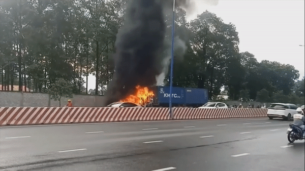 Xe dau keo bi thieu rui sau dam chay lon hinh anh