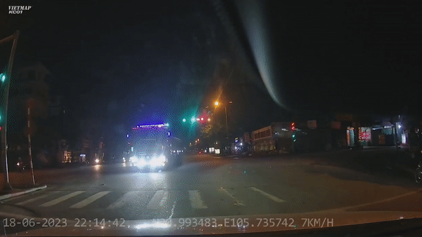 Xe tai ngang nhien chay nguoc chieu tren pho hinh anh