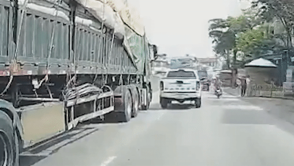 Chuyen lan thieu quan sat, oto ban tai va cham voi xe dau keo hinh anh