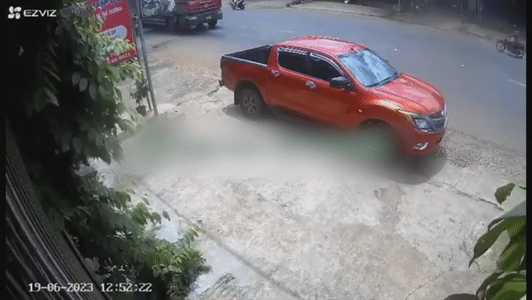 Hai thanh nien di xe may nga xuong duong bi oto tai can tu vong hinh anh