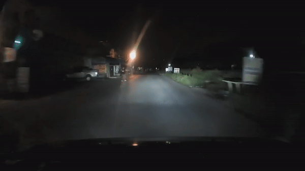 Tai xe va nguoi tren xe hoang hot vi nguoi dan ong lao ra chan duong hinh anh