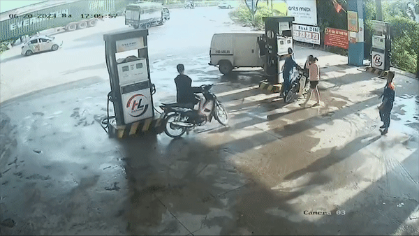 Nguoi di duong hoang hot vi xe container lat ngang hinh anh