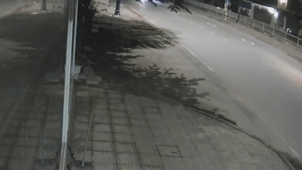 Hai xe may dam truc dien trong dem, 2 nguoi tu vong hinh anh