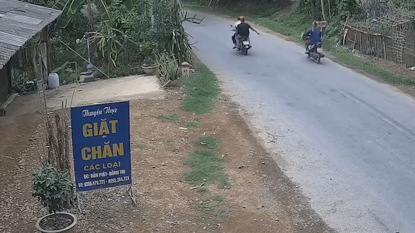 Xe may doi dau xe tai, 2 nguoi bi thuong hinh anh